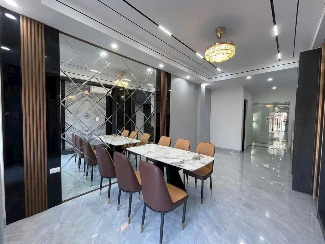  ???? SIÊU PHẨM HOA LÂM - NHÀ ĐẸP HIẾM CÓ - THANG MÁY - NGÕ THÔNG TỨ TUNG ????
???? Vị trí: Hoa Lâm, Long Biên
???? Giá: 13.9 Tỷ – Diện tích 62m² – 6 tầng – 5PN – Gara – Thang máy nhập khẩu 