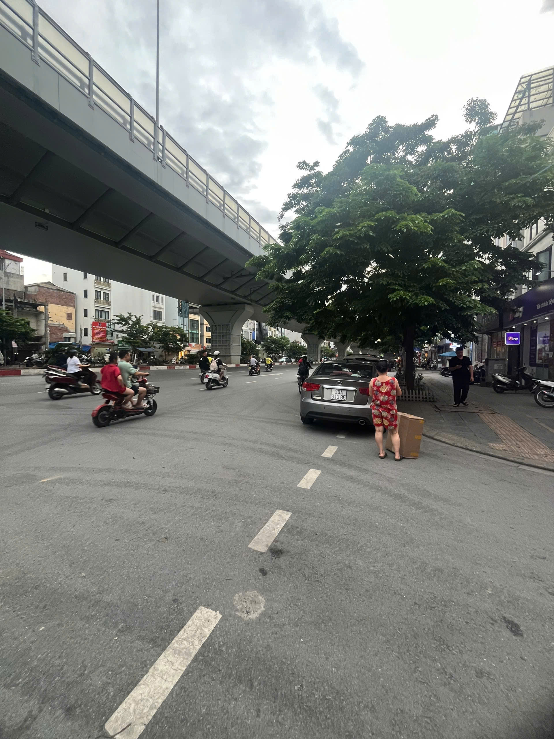  Bán đất tặng nhà Minh Khai,142m,vỉa hè 12m,oto vào nhà, mặt tiền 8m,42.5 tỷ 