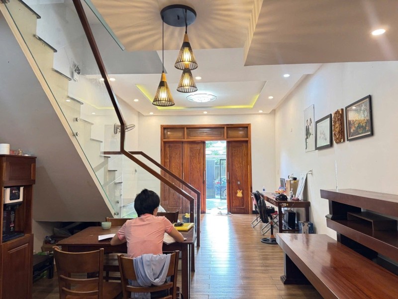  SIÊU PHẨM SIÊU RẺ! Nhà mới 3 tầng mặt tiền Lỗ Giáng, Hòa Xuân, dt 123m2, chỉ 5.2 tỷ 
