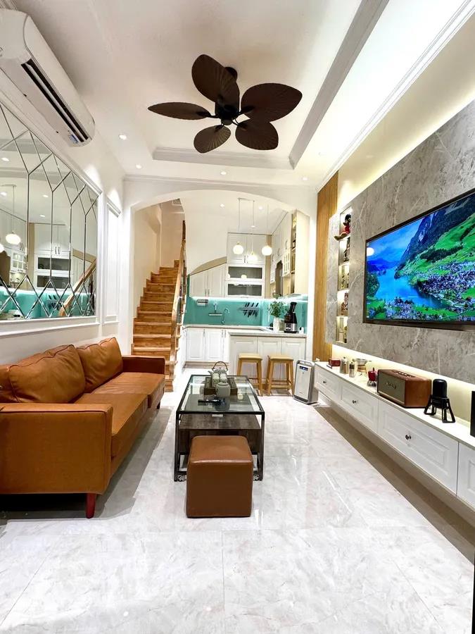 TRUNG TÂM QUẬN THANH XUÂN - HÀNG XÓM ROYAL CITY - GẦN PHỐ - 10M RA OTO - NGÕ ĐẸP - NHÀ ĐẸP LONG LANH 