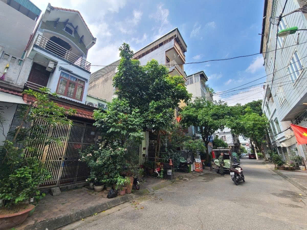  ???? NHÀ 3 TẦNG KIÊN CỐ – 2 MẶT NGÕ – NGÕ Ô TÔ TRÁNH 8.5M – CÓ VỈA HÈ – VỊ TRÍ ĐẸP!
???? TT Diêm Gỗ – Gần KĐT Việt Hưng, Ngô Gia Tự, Long Biên
???? 66m²  MT 3.45m (thực tế 3.6m)
???? 14.5 TỶ – SỔ ĐỎ CHÍNH CHỦ 