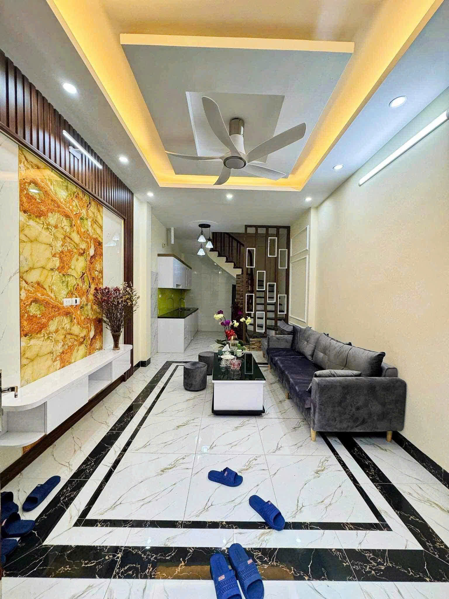  Cho thuê nhà ngõ ô tô tránh Lĩnh Nam, 34m2 x 4.5 tầng, 3 ngủ, 4 WC, 12 Triệu (có thương lượng) 