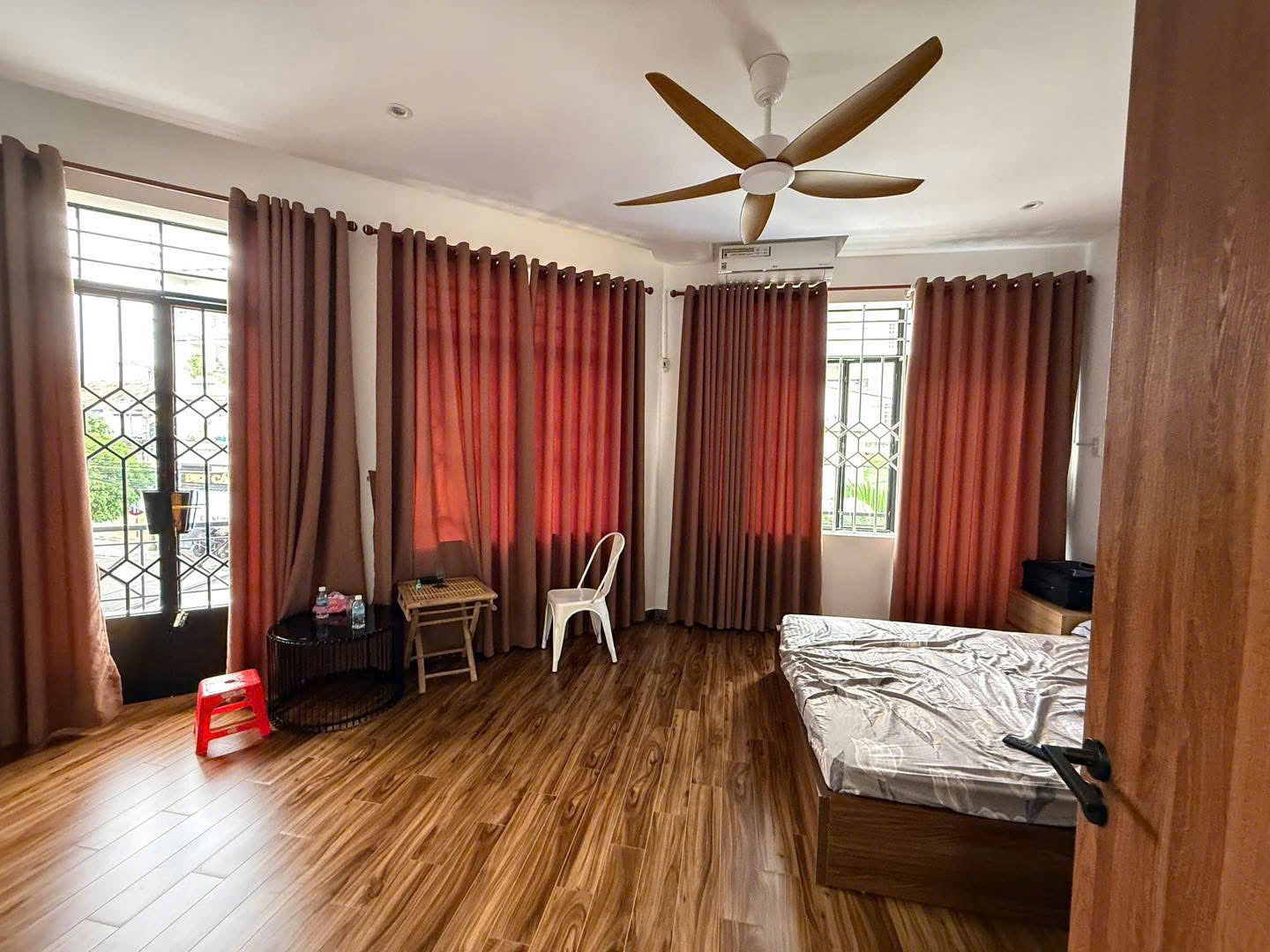 Bán nhà góc 2 mặt tiền Võ Trứ giao Mạc Đỉnh Chi Khu bàn cờ Diện tích công nhận: 47,5m² 1 trệt, 2 lầu Giá bán: 11,5 tỷ Liên hệ:  Trang 