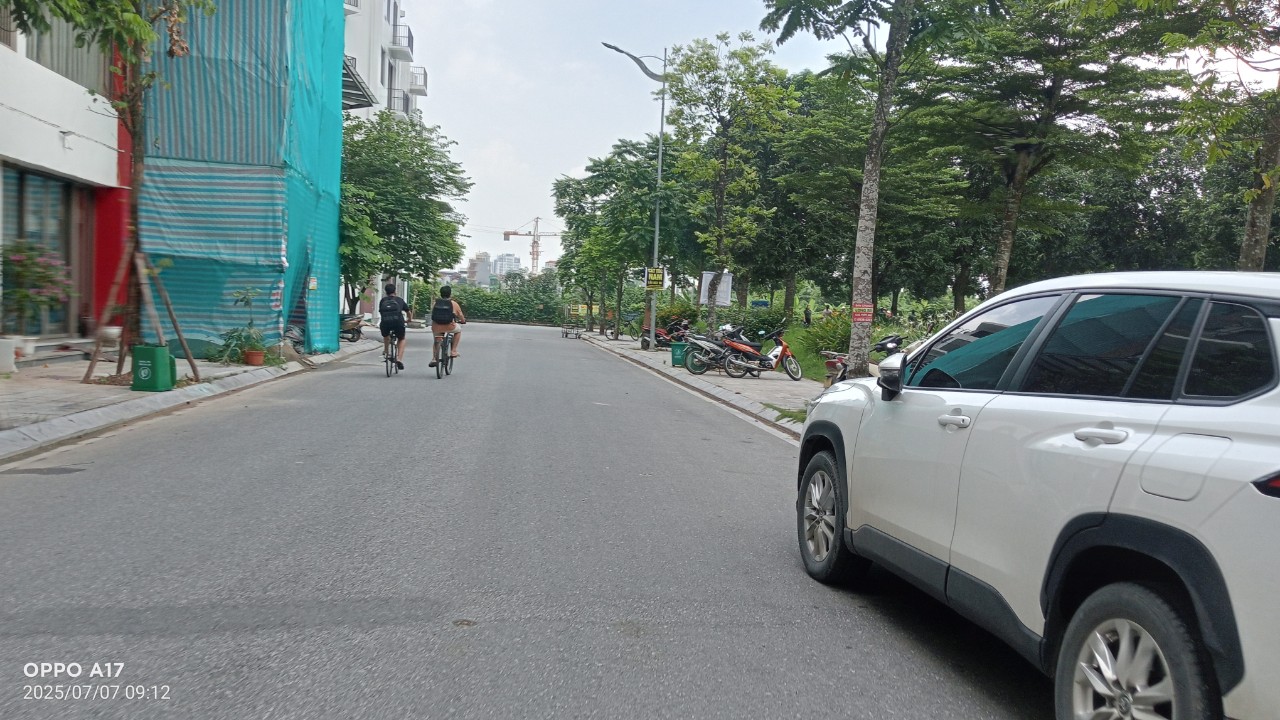  ????BÁN ĐẤT HIẾM NGỌC THỤY – 97M² – MẶT TIỀN RỘNG – NỞ HẬU – VỈA HÈ RỘNG – Ô TÔ TRÁNH – SÁT KHU ĐÔ THỊ KHAI SƠN????

Cần bán lô đất siêu đẹp tại trung tâm Ngọc Thụy, Long Biên – vị trí không thể tốt hơn!

✅ Diện tích: 97m², mặt tiền 5.8m, giá hơn 19 t 