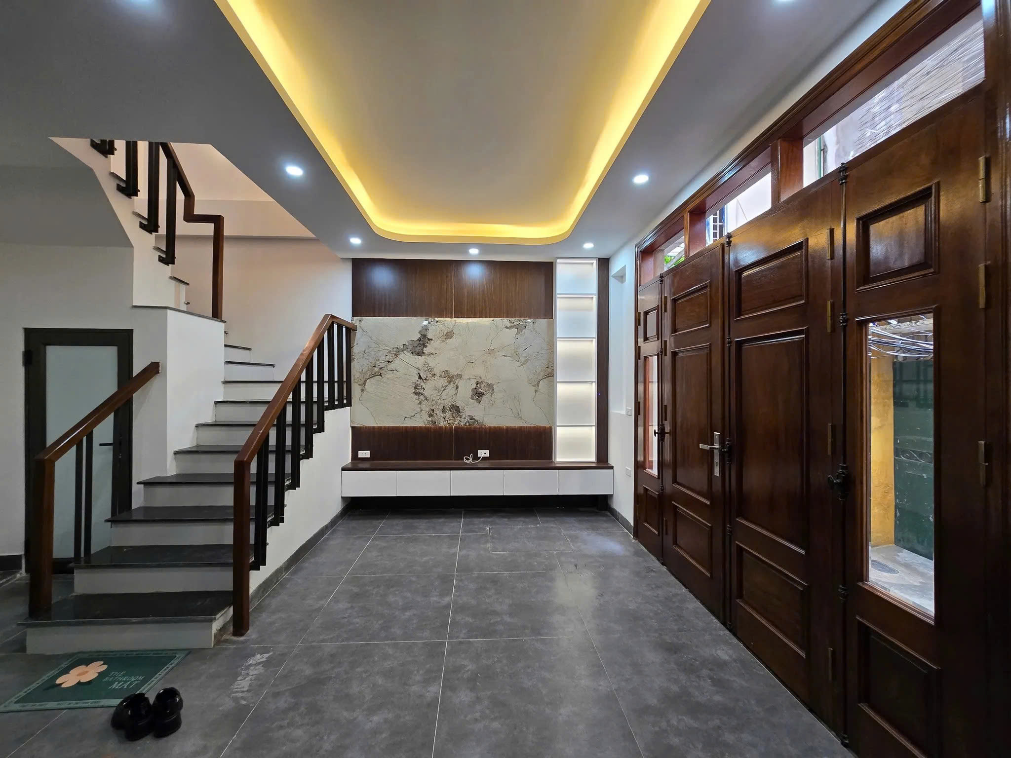  Bán Nhà Ngõ Quỳnh 27/30m2. 5 tầng. mặt tiền 5.36m. giá 7.2 tỷ Hai Bà Trưng Hà Nội 
