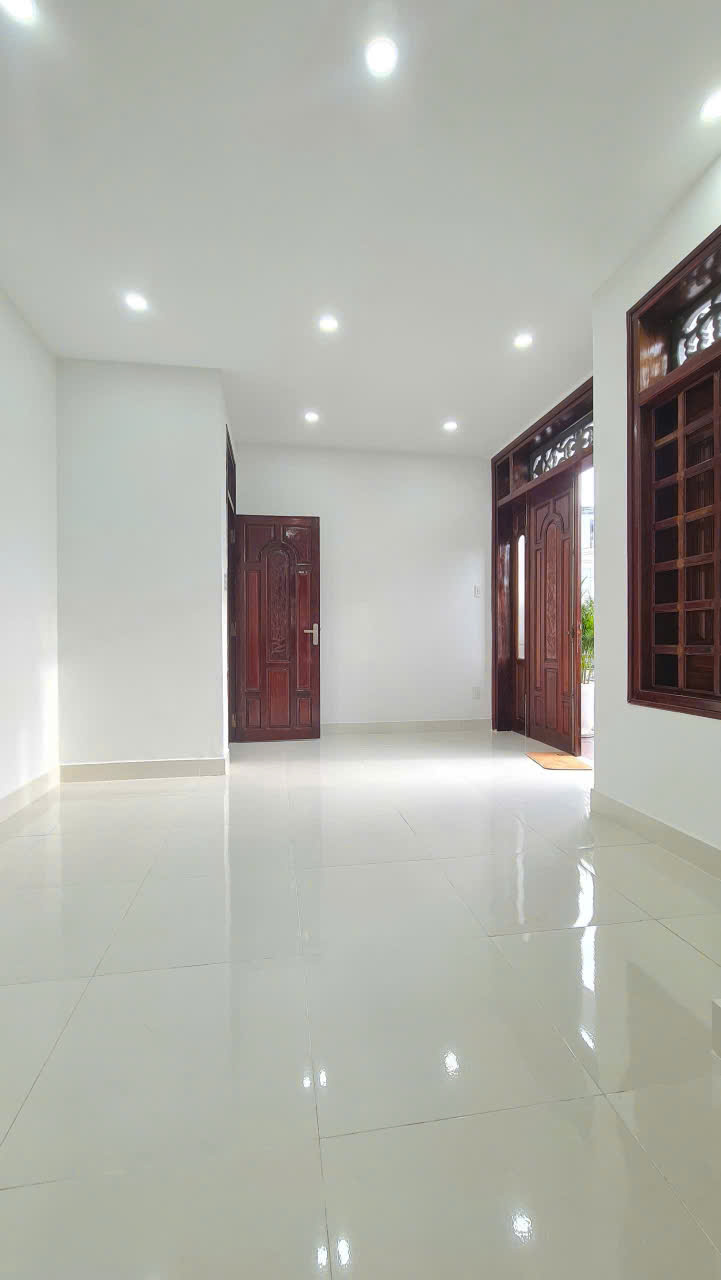  Bán Nhà đẹp 3 tầng mặt tiền  đường Đồng Nai Giá 8,8 Tỷ - Tp Nha Trang  Diện tích 99,9m2 ngang 9m mặt tiền 
lh e Thanh 