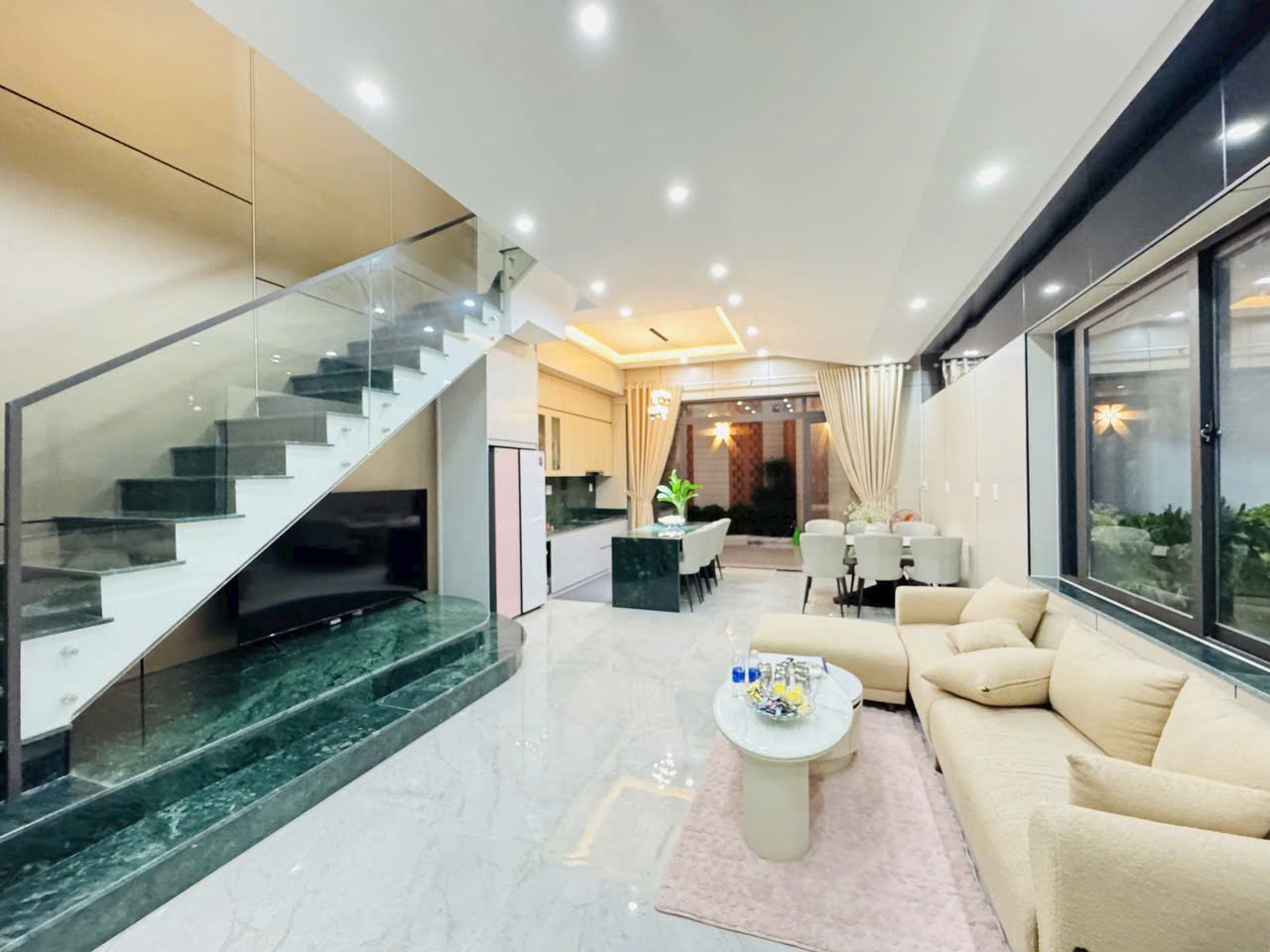  Bán nhà MT đường đẹp xinh giá 6,37 tỷ DT đất 108M2(5,5x19,6). 
