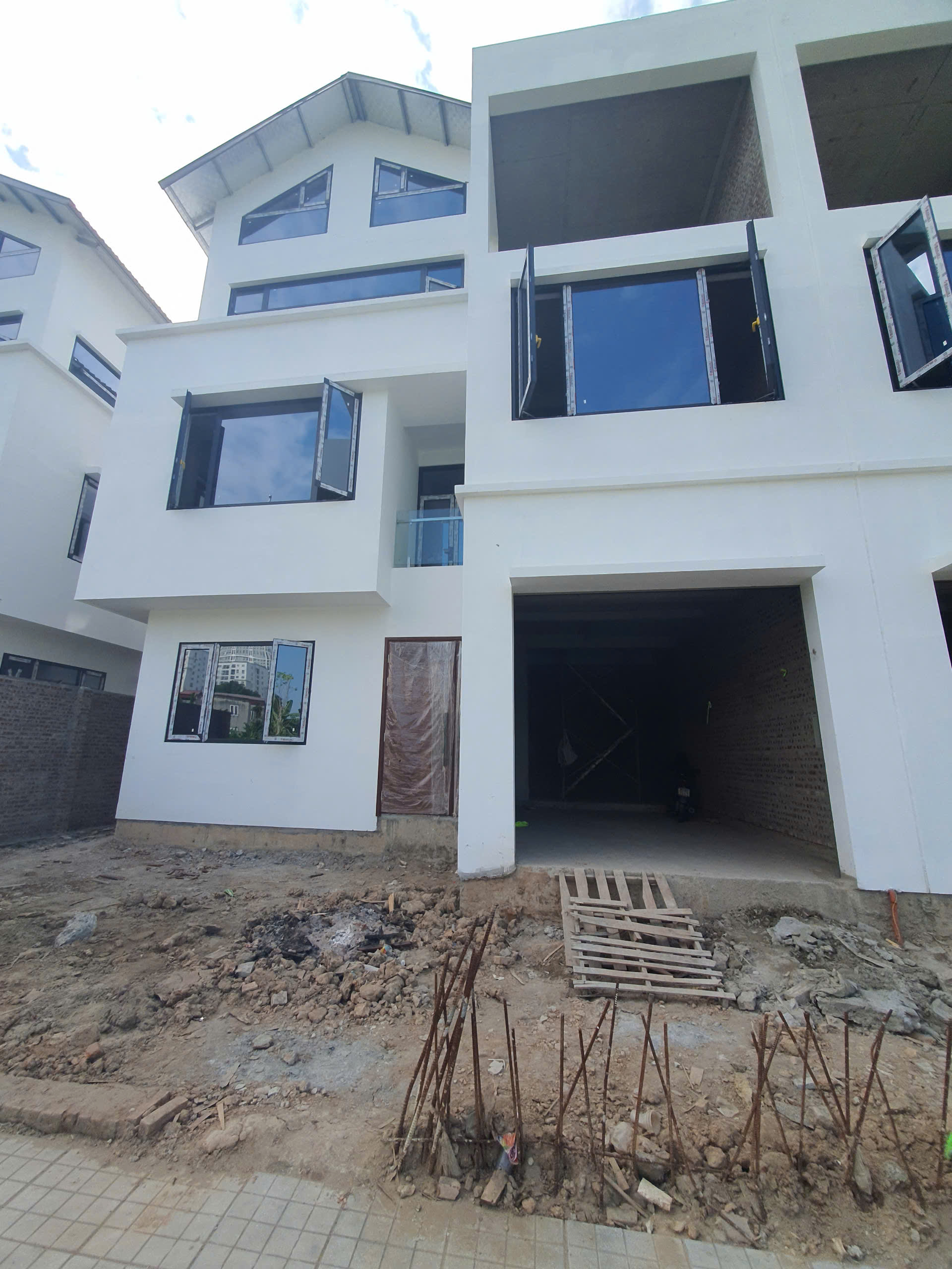  Bán biệt thự Vạn Xuân có sổ đỏ, hàng xóm Ciputra - DT 180m2 MT 12m 3 tầng 1 hầm - Giá đầu tư 38 tỷ 