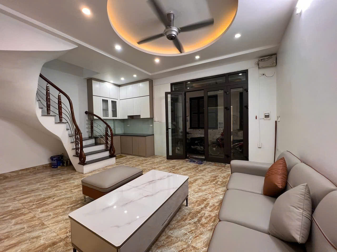  TÔN ĐỨC THẮNG, ĐỐNG ĐA -  Chỉ 1 nhà ra ô tô tránh, nhà mới full nội thất gí 8.75 tỷ 