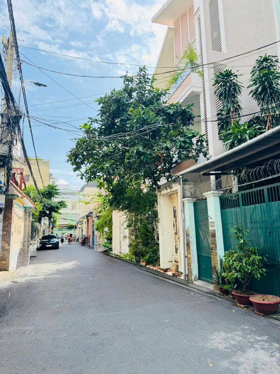  HẺM NHỰA 5M THÔNG – Ô TÔ VÀO NHÀ – GIÁP CMT8 – NHÀ 3 TẦNG – SỔ NỞ HẬU. NHỈNH 5 TỶ. 