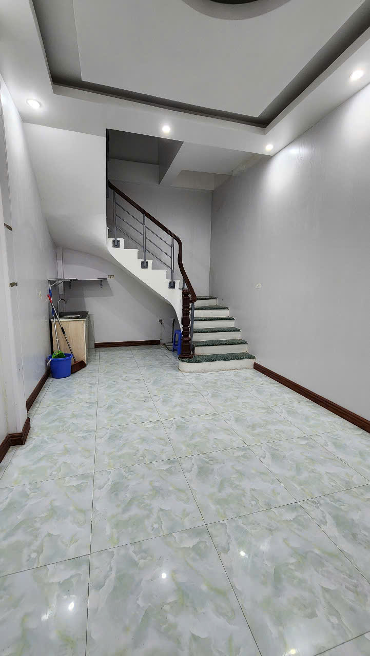  Cho thuê nhà phố Hào Nam – Đống Đa, 30m² x 4.5 tầng – Gần ô tô – Kinh doanh hoặc ở gia đình – Giá 11 triệu 