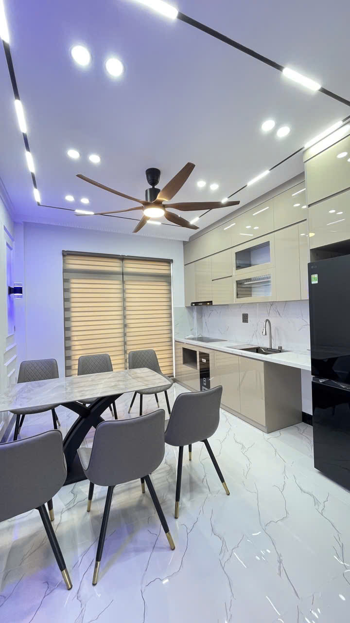  ???? NHÀ ĐẸP NGỌC THỤY – 6 TẦNG THANG MÁY – FULL NỘI THẤT – GẦN Ô TÔ – 2 MẶT THOÁNG
???? Ngọc Thụy, Long Biên
???? Diện tích: 35m²
???? Kết cấu: 6 tầng thang máy
???? Mặt tiền: 3.5m
???? Giá: 9 tỷ 