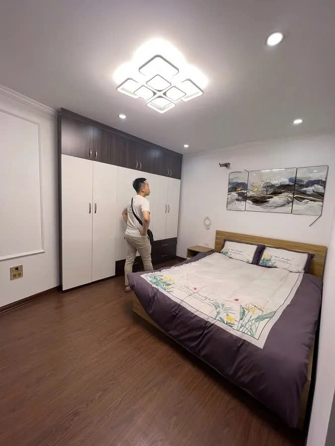  BÁN NHÀ RIÊNG Phố Bồ Đề 31m2 X 5 tầng mặt tiền 6.4m, 6.7 tỷ Long Biên. 