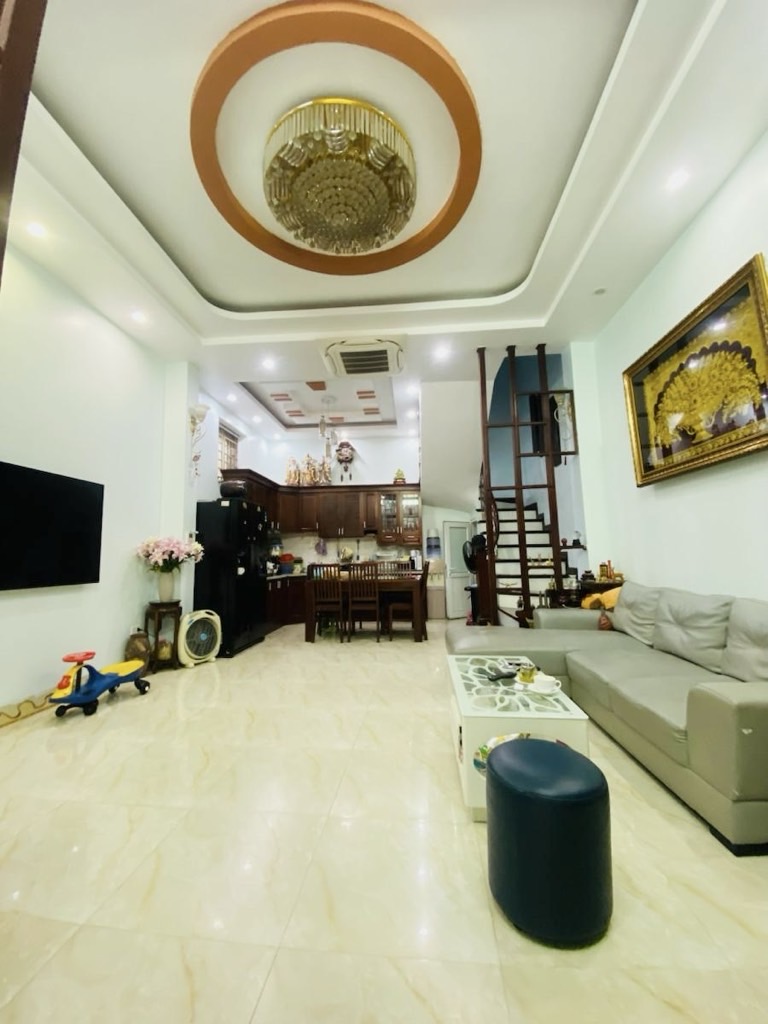  Bán nhà Cầu Giấy, lô góc, 2 thoáng, ngõ ô tô, 43m2, 5 tầng, Mt 4.6m, chỉ 18.9 tỷ 