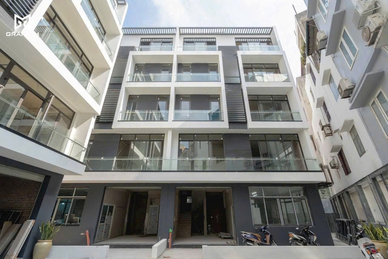  BÁN BIỆT THỰ THE GLORIA NGUYÊN HỒNG, ĐỐNG ĐA - LÔ GÓC 136M x 5T - MT 10M - GIÁ 55 TỶ 