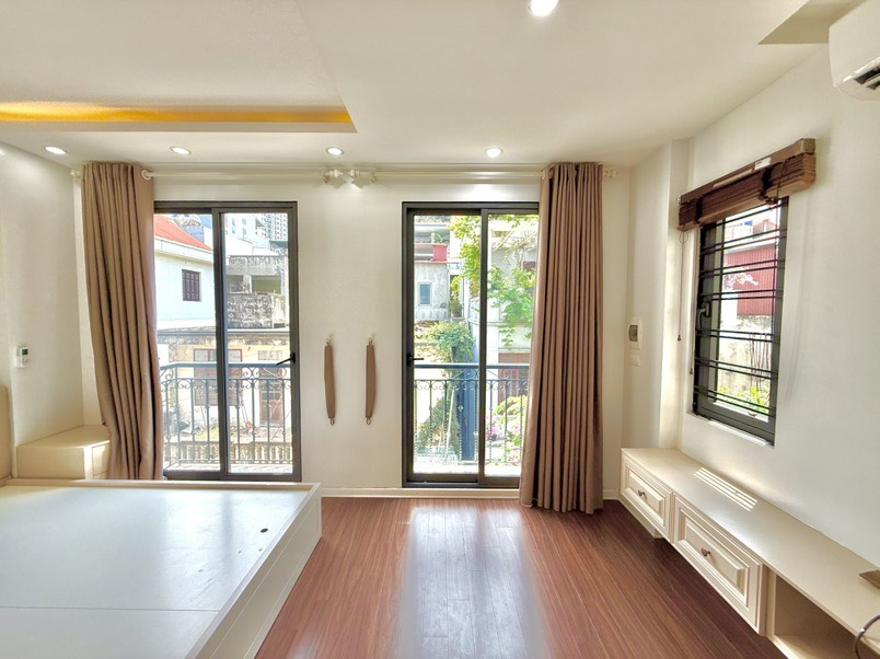  1 bước ra Hồng Tiến, nhà Bồ Đề xây mới còn thơ mùi sơn Gara ô tô nội thất luxury 