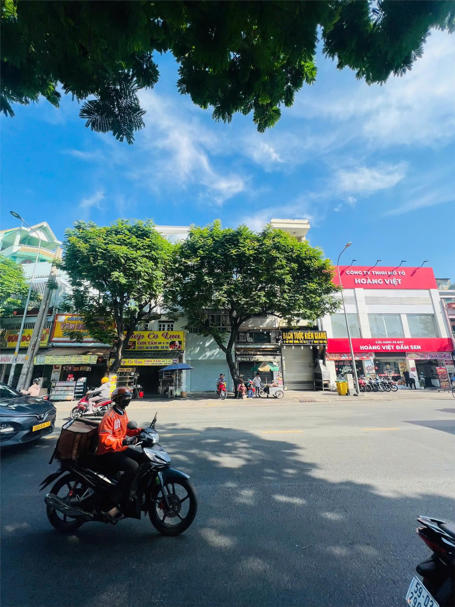  ** Chỉ 13.5 Tỷ TL_Nhà Siêu Vị trí Mặt Tiền Ngay Đầm Sen P5 Quận 11, 4X13CN 49,2m Hoàn công đủ 
