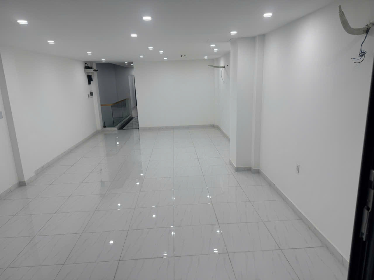  CHO THUÊ VĂN PHÒNG – TRỆT + LẦU 1 – VỊ TRÍ ĐẸP QUẬN 7 – CÓ CHỖ ĐẬU Ô TÔ 
