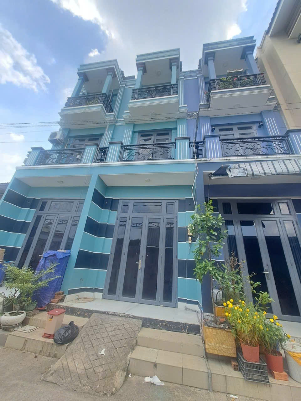  ???? NHÀ THẠNH LỘC 37 – 43m² – 1 TRỆT 2 LẦU – GIÁ CỰC MỀM CHỈ 2.6 TỶ 

???? Diện tích: 43m² 
???? Giá chốt nhanh chỉ: 2.6 tỷ 
⸻

???? Kết cấu nhà
 • 1 trệt, 2 lầu
 • 4 phòng ngủ, 4 WC
 • Thích hợp để ở gia đình, làm văn phòng công ty, kinh doanh  