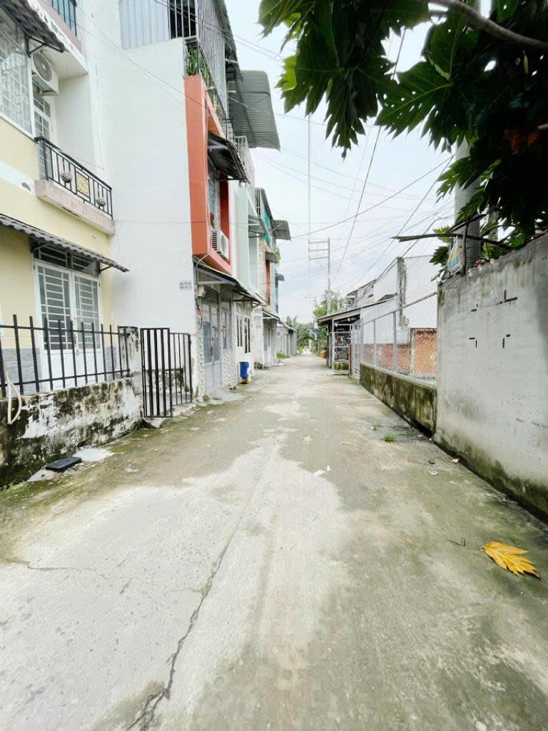  ???? NHÀ THẠNH LỘC 51 – 51m² – 1 TRỆT 2 LẦU – GIÁ CHỈ 4.2 TỶ 

???? Diện tích: 51m² – sổ nở hậu, tài lộc
???? Giá chỉ: 4.2 tỷ
???? Pháp lý chuẩn, công chứng ngay
⸻

????️ Kết cấu nhà
 • 1 trệt, 2 lầu + sân thượng
 • Gồm: 3 phòng ngủ, 4 WC, 1 phòn 