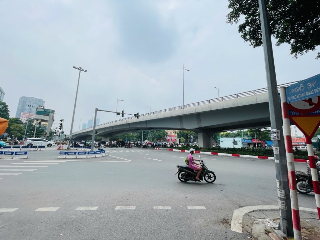  Bán nhà Hoàng Quốc Việt, Cầu Giấy, 35m2, 4 tầng, Mt 6.7m, chỉ 17.2 tỷ 