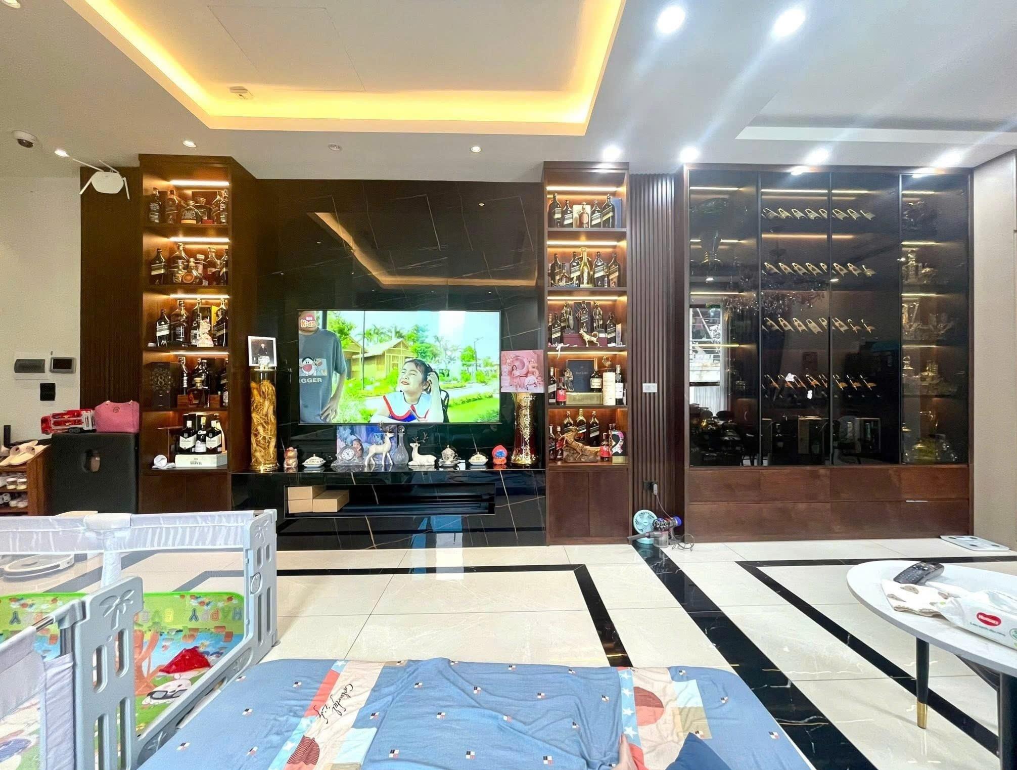  Bán nhà Vĩnh Phúc oto gần phố , dân xây, nhà đẹp ở ngay 50m 5tầng 10,5 tỷ 