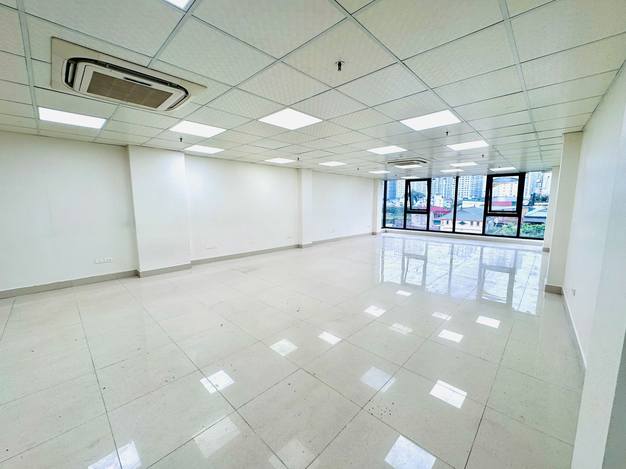  Cho thuê nhà Mặt Phố Dương Văn Bé 8 tầng x 115m2, thang máy, có đủ PCCC, 120tr 