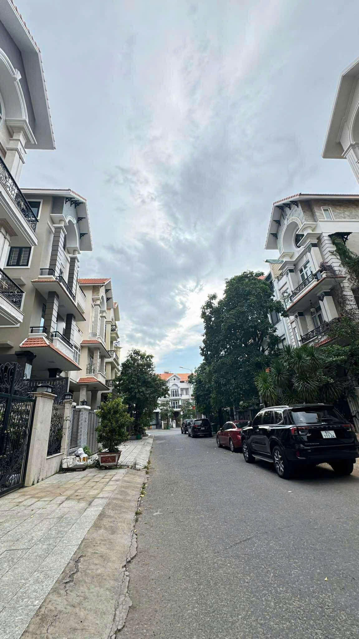  BÁN BIỆT THỰ 10x20 HIM LAM KÊNH TẺ – TRUNG TÂM QUẬN 7 – Ở SANG, LÀM VĂN PHÒNG ĐỈNH – GIÁ TỐT KHU VỰC. 
