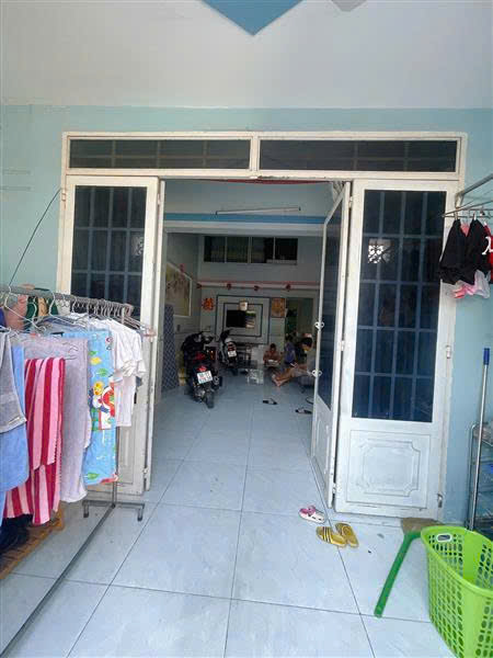  NHÀ MẶT TIỀN ĐƯỜNG NHỰA - TIỆN KINH DOANH 
Mặt tiền hẻm thông tứ phía, thuận tiện kinh doanh nhỏ Giá mới 4.1 tỷ 