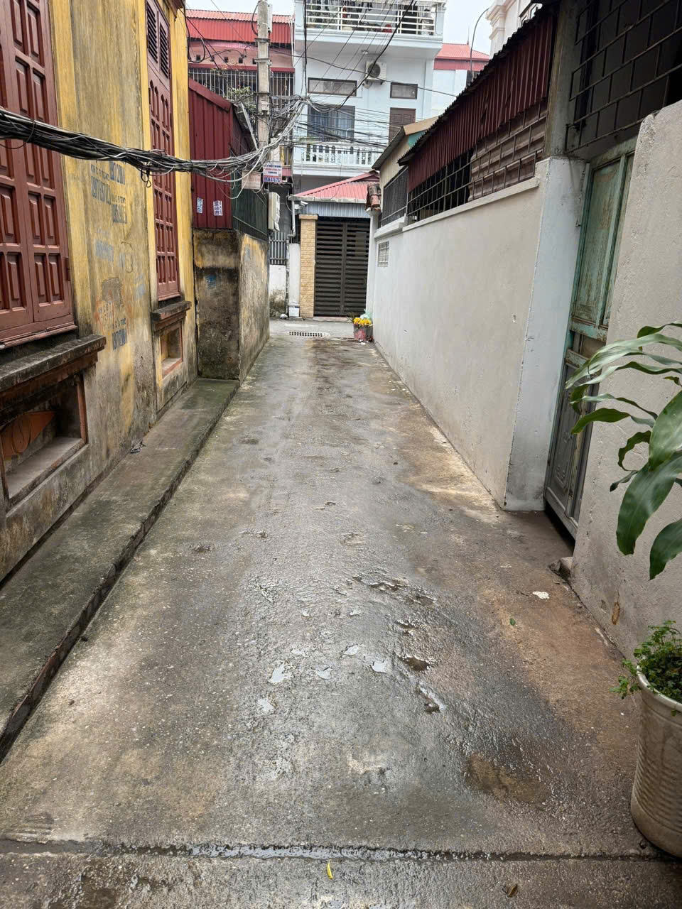  BÁN NHÀ DÂN XÂY – VỊ TRÍ ĐẸP – Ô TÔ TẬN CỬA
???? Hoa Lâm, Long Biên
???? 40m²  MT 3.35m  3 tầng  Giá 6.4 tỷ 