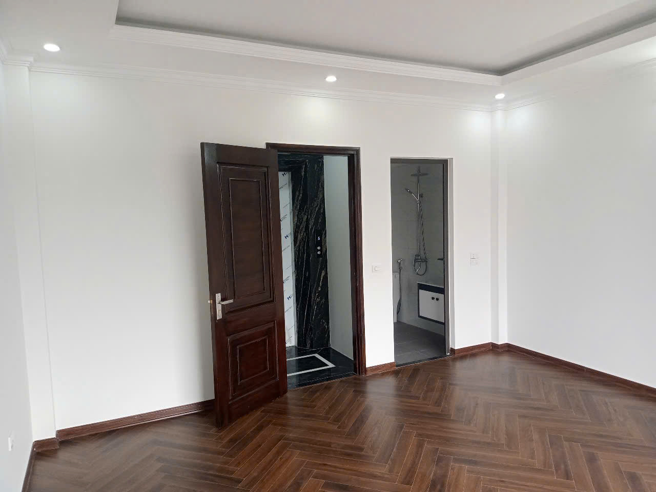  ????BÁN NHÀ MỚI KÍNH KOONG – THANG MÁY – THÔNG SÀN – GIÁ 8.4 TỶ
???? Hoa Lâm, Long Biên
???? 40m²  6 tầng  4.7m mặt tiền  Giá: 8.4 tỷ 