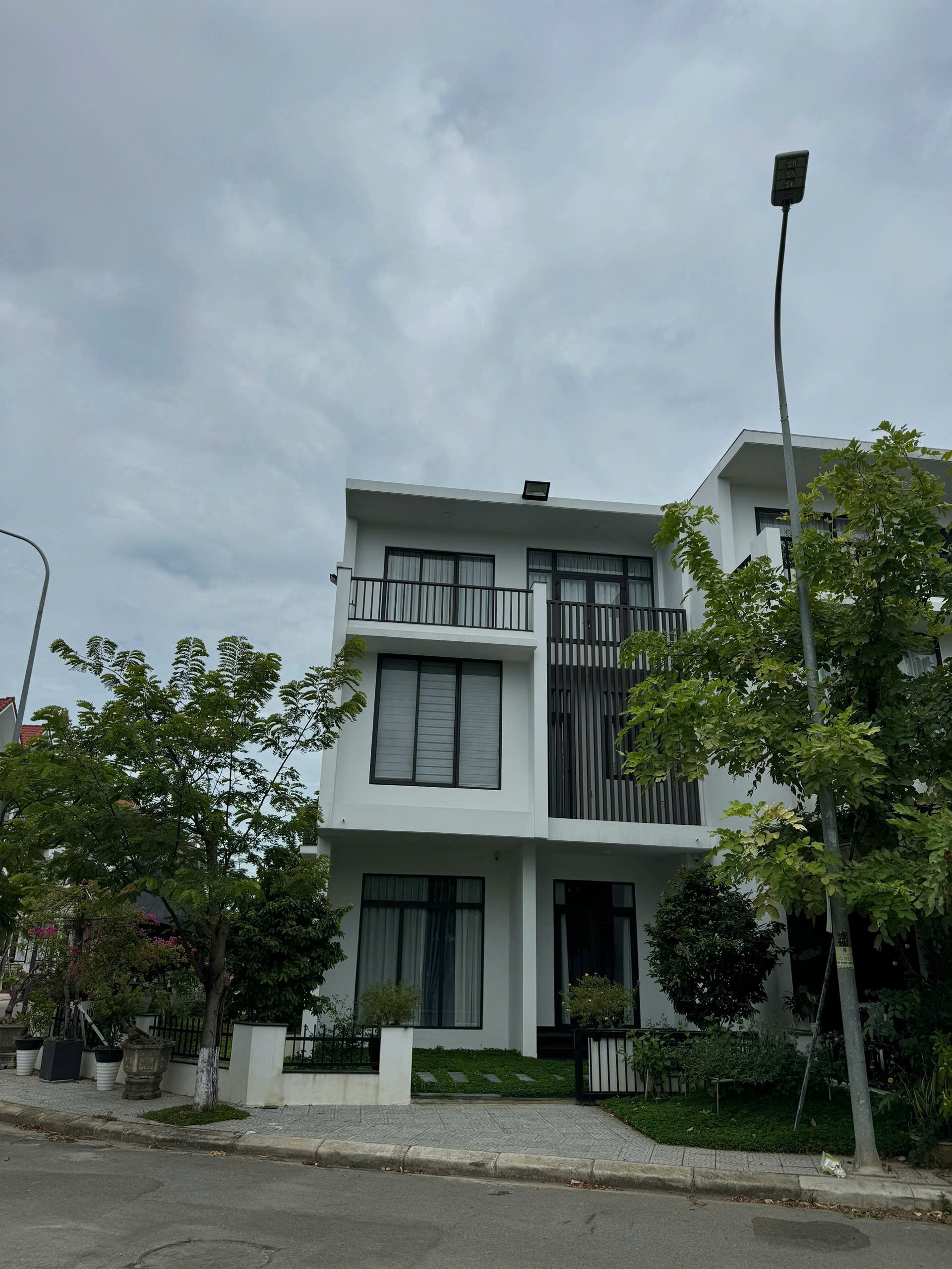  ???? CHO THUÊ NHÀ 3 TẦNG – 2 MẶT TIỀN TẠI KHU ĐÔ THỊ ROYAL PARK – TP HUẾ 