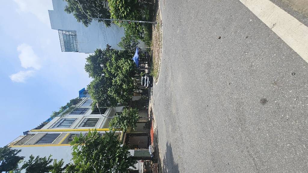  BÁT KHỐI,LONG BIÊN 11tỷ 50m MẶT TIỀN 4m Ô TÔ TẢI TRÁNH NHAU,VỈA HÈ RỘNG 