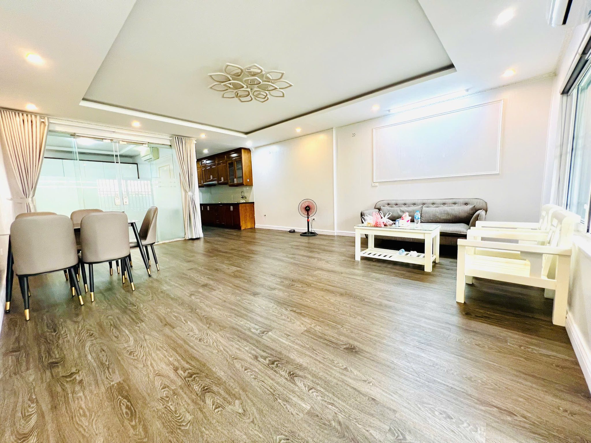  ????????Tầng 1 TT Hoàng Ngọc Phách, DTSD~80m, Nội thất đẹp, Vài bước ra phố, nhỉnh 5 tỷ 