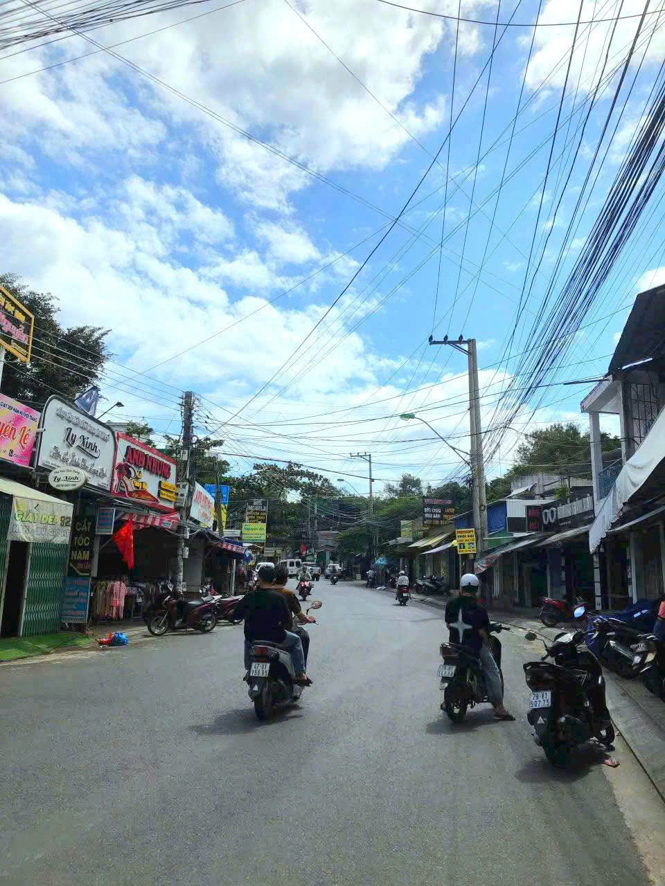 Bán đất tặng nhà 3 tầng mặt tiền đường Nguyễn Đình Chiểu, Vĩnh Phước, Nha Trang.
 Diện tích: 281m2, ngang 7m dài 40m.
 Giá bán: 26.5 tỷ ~ 94,3tr/ 1m2 (thương lượng)  lh e Trinh 
