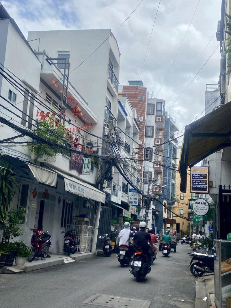  Bán nhà mặt tiền Phùng Văn Cung, ngay Phan Xích Long, 3,7x4,7m 4 Tầng - 2 PN, 5,5 tỷ. 