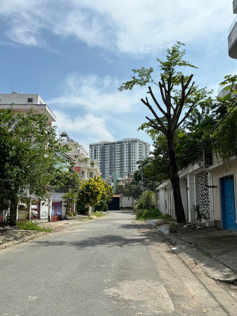  Mua bán nhà biệt thự, liền kề tại 112/7 đường Nguyễn Văn Hưởng, Phường Thảo Điền, Quận 2, TP. Thủ Đức.

- Vị trí nằm trục chính trong khu Compound an ninh, cây cối mát mẻ thuộc Phường Thảo Điền.
- DT 20x30m, 600m², 3 tầng kiến trúc mở, kiểu hiện đại, 5 PN 