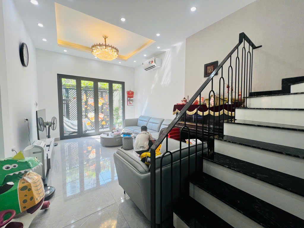  NHÀ ĐẸP LẠC LONG QUÂN – 30M² x 5 TẦNG – MẶT TIỀN 6M – GẦN HỒ TÂY – GIÁ CHÀO 7.6 TỶ 