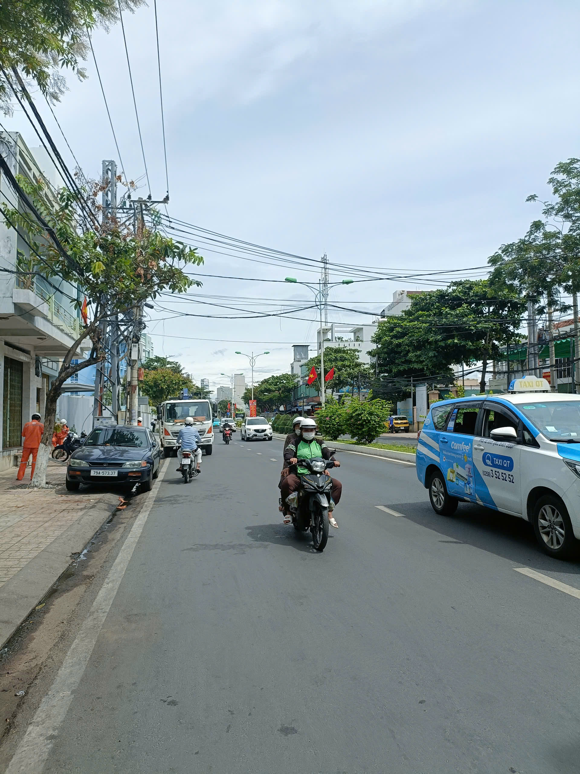  Bán 2 căn nhà mới hẻm Trần Phú - Vĩnh Nguyên - Nha Trang 
   DT: 70,6m2. Sổ riêng đã hoàn công.Giá bán chỉ 3,2 tỷ có thương lượng
LH: e Thanh 