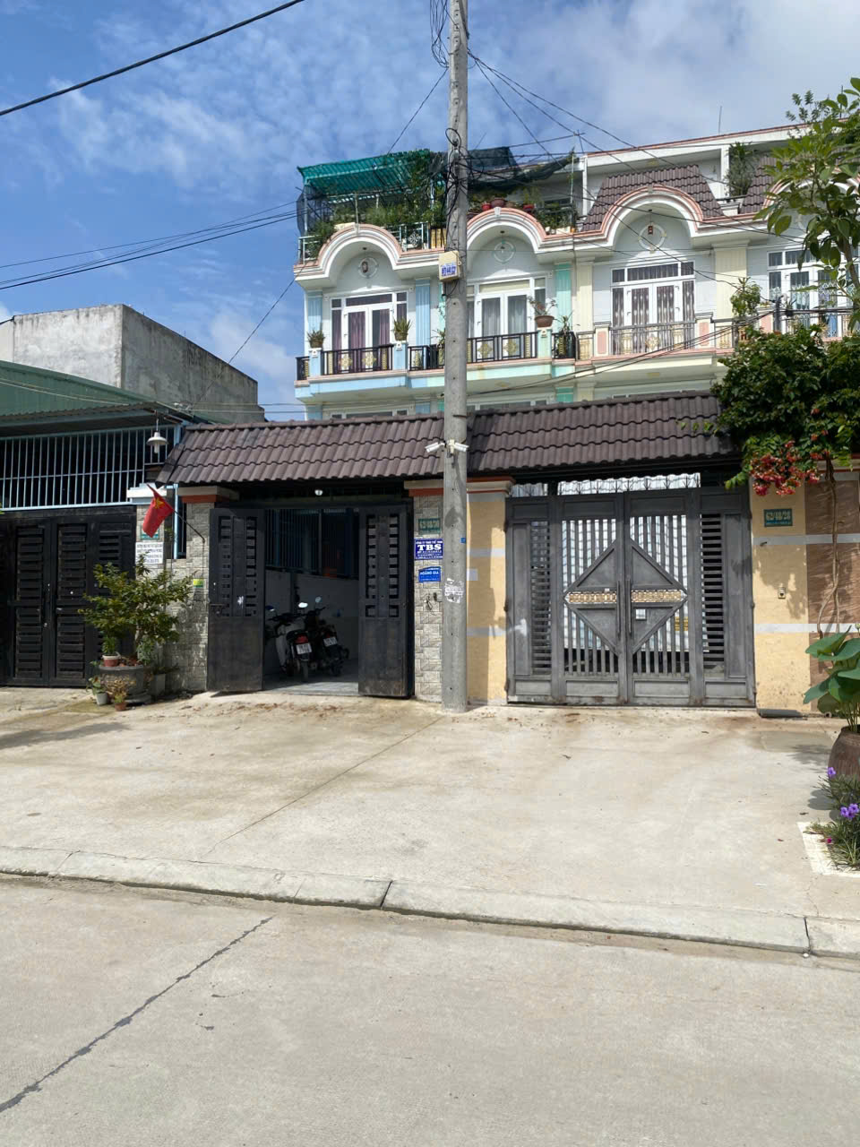  Nhà to 4.2x32m trệt 2 lầu, Full nội thất xịn mặt tiền kênh mát mẻ trong lành, sân xe hơi 