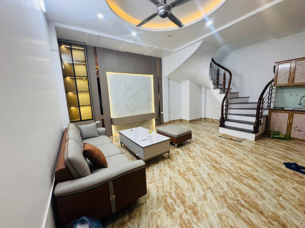 Giảm 500 triệu.Tôn Đức Thắng 36 m, 5 tầng 4 ngủ khép kín, vuông vắn, cách ô tô 5 m,ngõ 3 m, ban công.Vị trí vô cùng đẹp, nhà mới cứng.Khu vực trung tâm phát triển nhất quận Đống Đa đầy đủ nội thất, ở hay kinh doanh spa đều đẹp.
Ngay sát hồ Văn Chương, Văn 