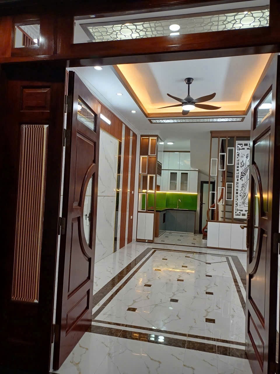  Bán nhà Ngô Gia Tự, Long Biên 5 tầng, mặt tiền 3,8m 