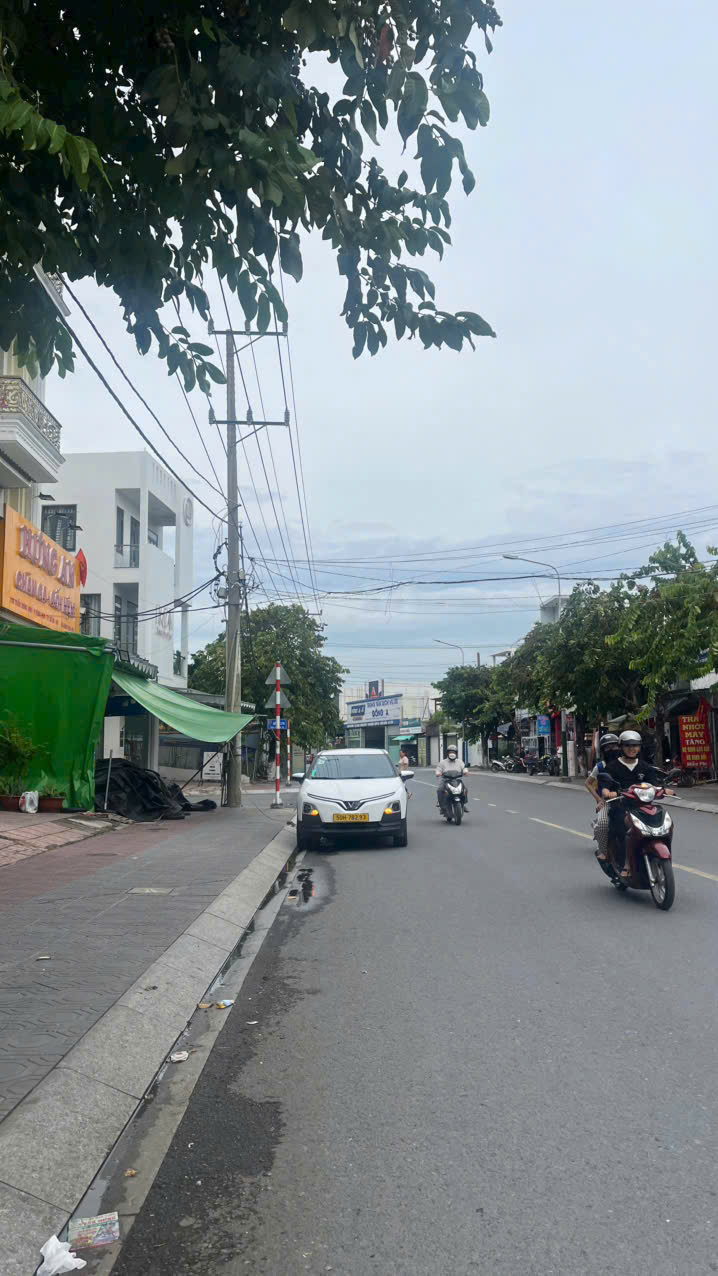 Bán nhà MẶT TIỀN đường Trần Quang Khải,víp nhất Đông Hòa,giá chỉ bằng lô đất 