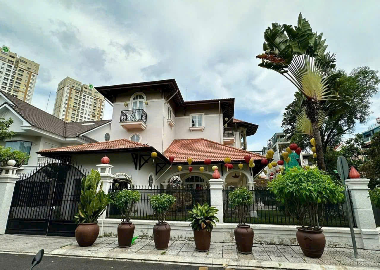  bán nhà biệt thự sân vườn hồ boi tại thảo điền, Q2 ,  giá từ 100 den 200 tỷ 
