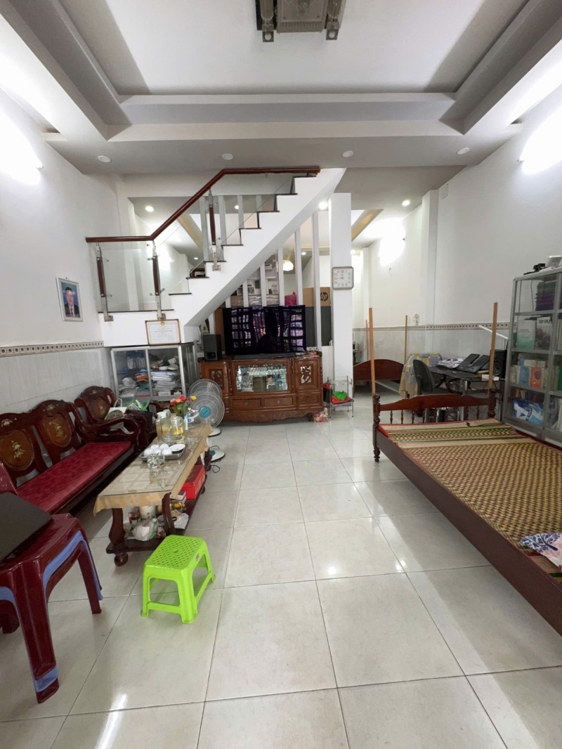  Bán nhà  Linh Xuân, Thủ Đức, ngõ đường Số 8. DT 64m2, 3 tầng, 3PN, sổ đỏ. Giá 4.4 tỷ. LH: 0933125879 