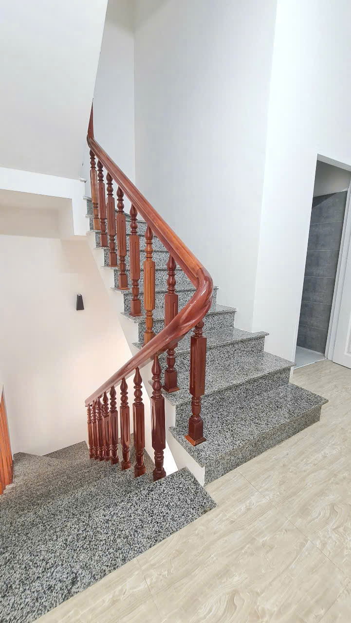  BÁN NHÀ ĐẸP 5 TẦNG MẶT TIỀN ĐƯỜNG PHAN ĐÌNH PHÙNG - GIÁ 8,8 TỶ - TP NHA TRANG
 Vị trí đẹp gần Dự Án Cồn Tân Lập 
 3p ra Biển  Giá bán 8ty8 có thương lượng
lh e Bích 