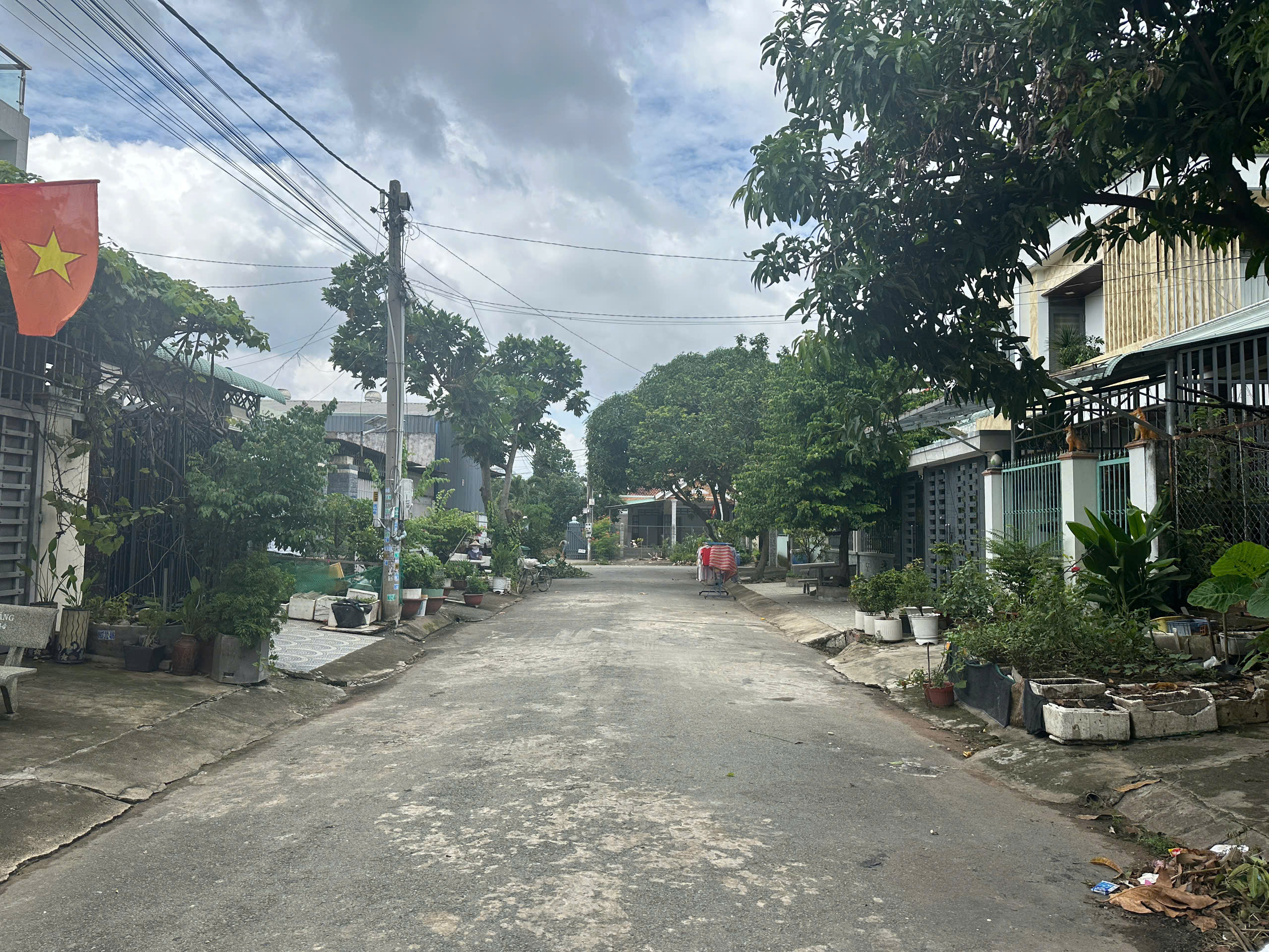  Bán đất 300m² Dĩ An,đường nhựa 12m,Ngang khủng 13,5m,gần trường THPT(200m) 