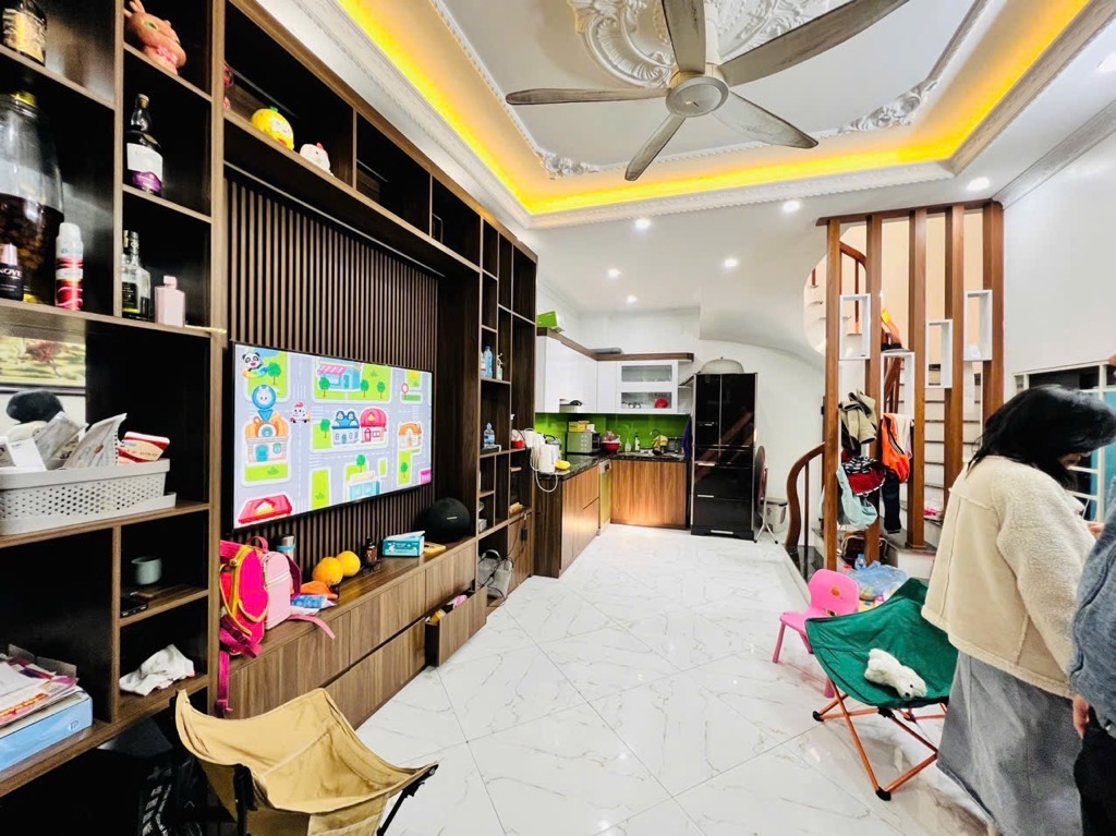  - Nhà mới xây, vị trí đẹp, ngõ nông , chủ để lại toàn bộ nội thất cao cấp , đồ gỗ, máy rửa bát, ti vi, tủ lạnh 