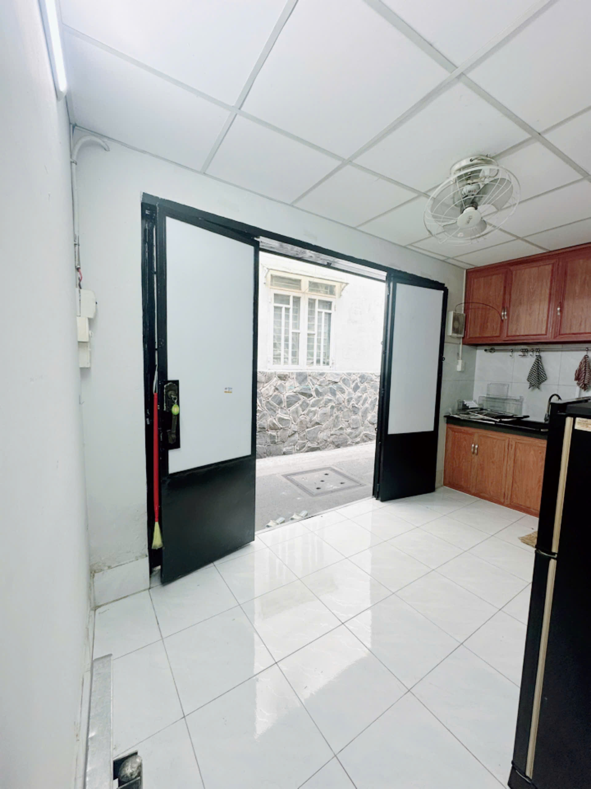  SÁT MẶT TIỀN TÔN ĐẢN Q4
DT  NGANG 4.2 X DT 26 M2 CÓ 1 TỶ 