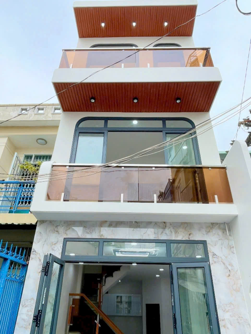  CẠNH MẶT TIỀN LẠI LÀ CĂN GÓC THOÁNG
ĐÚC XÂY MỚI 3 TẤM  TRUNG TÂM Q4
CÓ 4 TỶ  NGANG 4M DÀI xx 